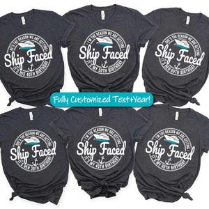 Op de afbeelding: Zes grijze T-shirts met een wit cirkelvormig ontwerp met een blauw schip en de tekst "Ship Faced" met een jaar en de zin "Het is de [zijn/haar/mijn] [nummer]e verjaardag".