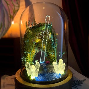 Lámpara de noche artesanal con forma de espada brillante en el bosque, lámpara de cúpula de cristal con temática de bosque encantado, decoración de escritorio de fantasía, regalo para gamers.
