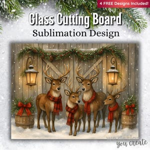 Könnte beinhalten: Design für eine Glasschneidebrett-Sublimation mit einer Winterszene. Vier Hirsche mit roten Schottenkaro-Schals stehen vor einer Holzhütte mit Laternen und Schnee.