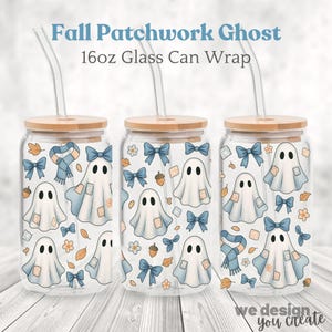Op de afbeelding: Drie 16oz glazen can wraps met bamboe deksels en doorzichtige rietjes. Elke wrap heeft een wit spookontwerp met blauwe strikken, patches en herfstaccenten. De tekst "Fall Patchwork Ghost" en "16oz Glass Can Wrap" staat bovenaan.