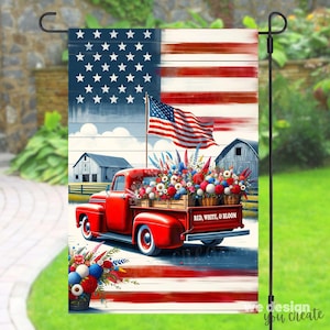 Puede incluir: Una bandera de jardín con un camión rojo vintage lleno de flores rojas, blancas y azules. El fondo incluye una bandera estadounidense, graneros y el texto "RED, WHITE, & BLOOM."