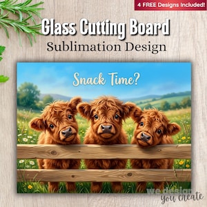 Peut inclure: Une planche à découper en verre avec un motif de sublimation représentant trois veaux bruns regardant par-dessus une clôture en bois. Le fond montre un ciel bleu et des champs verts, avec le texte "Snack Time ?" affiché. Le texte "4 FREE Designs Included!" est également visible.