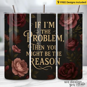 Może przedstawiać: Czarny kubek z kwiatowym wzorem z bordowymi różami i zielonymi liśćmi. Kubek ma napis "IF I'M THE PROBLEM, THEN YOU MIGHT BE THE REASON" złotymi literami. Zawiera 9 darmowych wzorów.