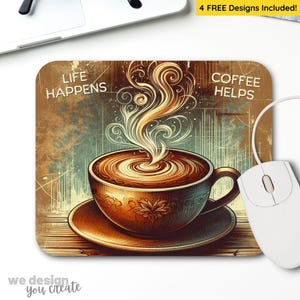 Puede incluir: Una alfombrilla de ratón rectangular con una ilustración detallada de una taza de café con vapor ascendente. La alfombrilla tiene el texto "LIFE HAPPENS" y "COFFEE HELPS". El diseño es en tonos marrones, dorados y verde azulado, con un ratón blanco y un portátil en el fondo.