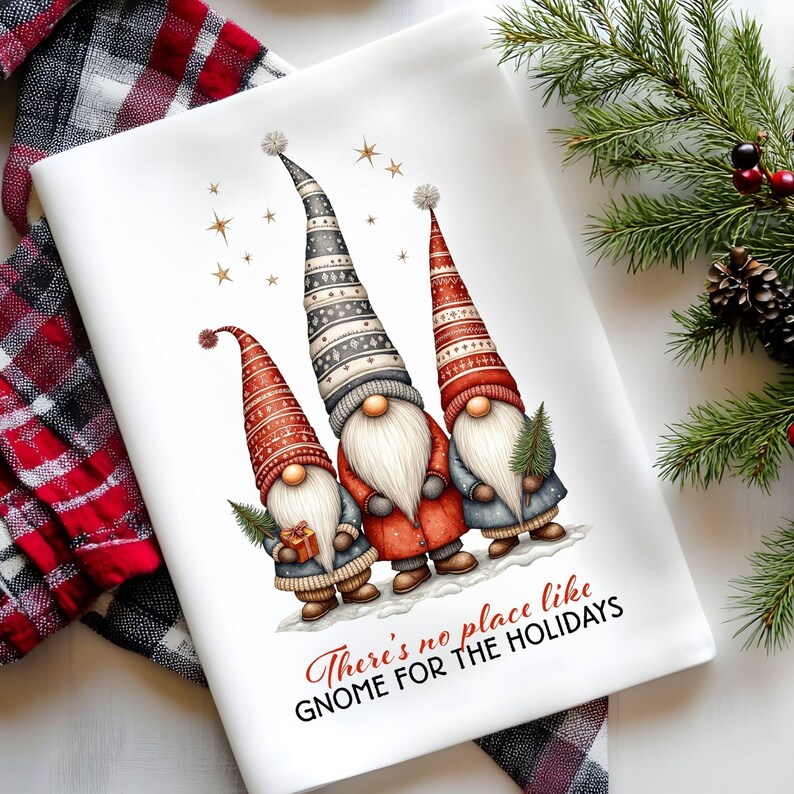 K&ouml;nnte beinhalten: Wei&szlig;es K&uuml;chentuch mit Weihnachtsmotiv, das drei Wichtel mit gemusterten H&uuml;ten und wei&szlig;en B&auml;rten zeigt. Die Wichtel halten Geschenke und kleine Tannenb&auml;ume. Der Text lautet: "There's no place like GNOME FOR THE HOLIDAYS."