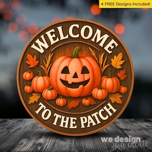 Könnte beinhalten: Runder Holzschild mit der Aufschrift "WELCOME TO THE PATCH". Es zeigt einen lächelnden orangefarbenen Kürbis, kleinere Kürbisse und Herbstblätter. Eine saisonale Dekoration für Herbst oder Halloween.