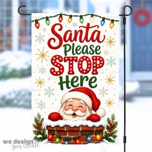 Op de afbeelding: Een rechthoekige tuinvlag met een witte houten achtergrond en de tekst Santa Please STOP Here in rood en groen. Een cartoon Kerstman komt uit een bakstenen schoorsteen die is versierd met kleurrijke kerstverlichting en hulstbessen.