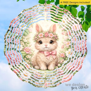 Peut inclure: Un mobile éolien décoratif avec un mignon lapin portant une couronne de fleurs et un nœud papillon rose, entouré d'un motif floral. Le design comprend le texte "4 FREE Designs Included!" et "we design you create". La palette de couleurs comprend du rose, du blanc et du bleu.