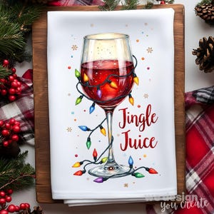 Könnte beinhalten: Weißes Küchentuch mit einem Weinglas, das mit roter Flüssigkeit gefüllt ist und von bunten Weihnachtslichtern umgeben ist. Die Worte "Jingle Juice" sind in roter Schrift geschrieben. Festliches Urlaubsthema.