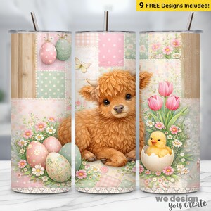 Op de afbeelding: Een roestvrijstalen beker met een ontwerp met Pasen als thema. Het ontwerp bevat een pluizig bruin Hooglandkalf, paaseieren, bloemen en een kuiken. De tekst "9 FREE Designs Included!" is bovenaan zichtbaar. De beker heeft een rietje.