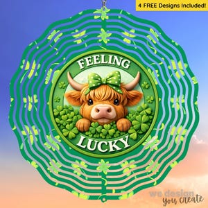 Peut inclure: Un capteur de vent vert et bleu sur le thème de la Saint-Patrick. Le motif présente une vache des Highlands de dessin animé avec un nœud vert, entourée de trèfles et les mots "Feeling Lucky". Le texte "4 FREE Designs Included!" est également présent.