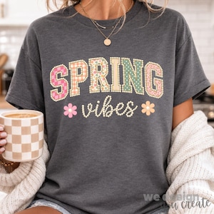 Op de afbeelding: Een witte keramische mok met een zwart handvat en de tekst "But First, Coffee" in handschriftstijl. De mok staat op een wit oppervlak. De mok is ongeveer 10 cm hoog.