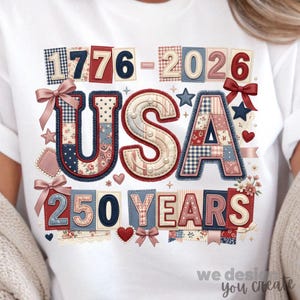 Puede incluir: Camiseta blanca con un diseño patriótico. El diseño incluye el texto "1776-2026 USA 250 YEARS" en un estilo patchwork con colores rojo, blanco y azul. Elementos decorativos incluyen lazos, corazones y estrellas.