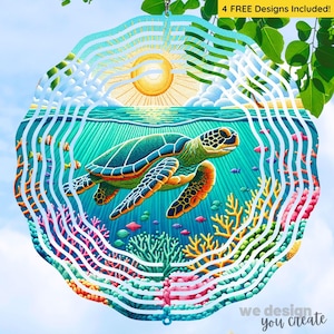 Puede incluir: Un molinillo de viento de metal colorido con un diseño de tortuga marina. La tortuga nada en un océano turquesa con arrecifes de coral y peces. El sol brilla intensamente en el cielo arriba. El molinillo de viento tiene múltiples capas de metal que giran con el viento.
