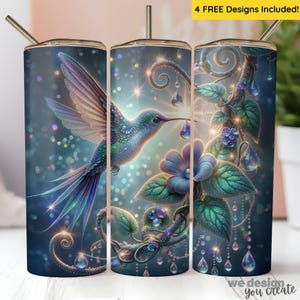 Puede incluir: Tres vasos de acero inoxidable con un diseño de colibrí y flores. El diseño presenta un colibrí azul con alas iridiscentes, una vid verde con flores azules y gotas de rocío brillantes.