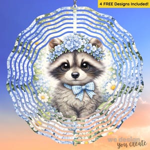 Peut inclure: Un mobile éolien décoratif rond avec un raton laveur portant une couronne de fleurs bleues et un nœud papillon. Le design comprend des fleurs bleues et blanches, ainsi que le texte "4 FREE Designs Included!" et "we design you create".