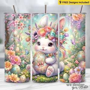 Puede incluir: Tres vasos de acero inoxidable con un diseño de Pascua caprichoso. Cada vaso presenta una ilustración en colores pastel de un conejito sosteniendo un huevo de Pascua, rodeado de flores y mariposas. El texto "9 FREE Designs Included!" es visible.