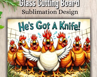 Peut inclure: Planche à découper en verre rectangulaire avec un motif de sublimation. Le motif représente un groupe de poulets de dessin animé dans diverses nuances d'orange et de marron, avec un poulet au centre aux plumes blanches et aux ailes déployées. Le texte "He's Got A Knife!" est affiché.