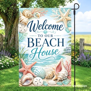 Könnte beinhalten: Eine rechteckige Gartenflagge mit einer Küstenszene aus Muscheln, Seesternen und Korallen. Der Text lautet Welcome TO OUR BEACH HOUSE in dunkelblauer Schrift. Der Hintergrund zeigt einen Sandstrand, das Meer und ein Haus.