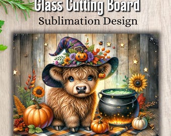 Puede incluir: Tabla de cortar de vidrio con un diseño de sublimación con temática de Halloween. Presenta una vaca de las Tierras Altas con un sombrero de bruja, calabazas y un caldero. El texto "Glass Cutting Board Sublimation Design" se muestra en la parte superior.