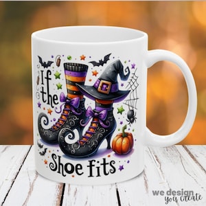 Pode incluir: Caneca de cerâmica branca com um design temático de Halloween. O design apresenta um par de sapatos de bruxa pretos com laços roxos, um chapéu de bruxa e uma abóbora. O texto "If the shoe fits" está impresso na caneca.