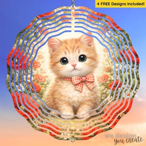 Peut inclure: Un mobile éolien décoratif avec un chaton roux portant un nœud papillon, entouré d'un motif floral de coquelicots et de marguerites. Le texte "4 FREE Designs Included!" est visible en haut.