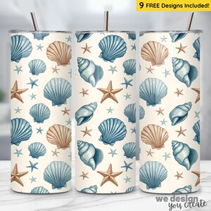 Pode incluir: Três canecas de aço inoxidável com um padrão repetido de conchas e estrelas do mar em tons de azul, bege e castanho sobre um fundo creme. Cada caneca tem uma palhinha prateada. O texto "9 FREE Designs Included!" está no canto superior direito.