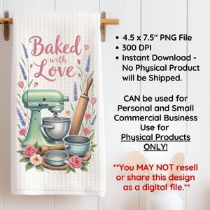 K&ouml;nnte beinhalten: Wei&szlig;es K&uuml;chentuch mit floralem Design und dem Text "Baked with Love". Die Illustration zeigt einen mintgr&uuml;nen K&uuml;chenmixer, ein Nudelholz und Backsch&uuml;sseln. Das Handtuch ist 11,4 x 19,1 cm gro&szlig;.