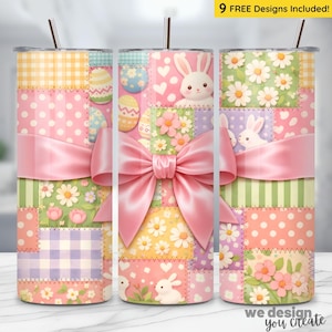 Peut inclure: Gobelet sur le thème de Pâques avec un motif patchwork aux couleurs pastel, représentant des œufs de Pâques, des lapins et des fleurs. Un grand nœud rose orne le centre. Le gobelet comprend une paille et le texte "9 FREE Designs Included!"