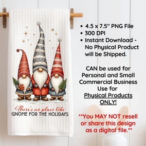 K&ouml;nnte beinhalten: Ein wei&szlig;es Handtuch mit Weihnachtsmotiv, das drei Wichtel mit roten und grauen H&uuml;ten zeigt, die Geschenke und Gr&uuml;nzeug halten. Der Text "There's no place like GNOME FOR THE HOLIDAYS" ist unten aufgedruckt. Das Handtuch misst 11,4 x 19,1 cm.