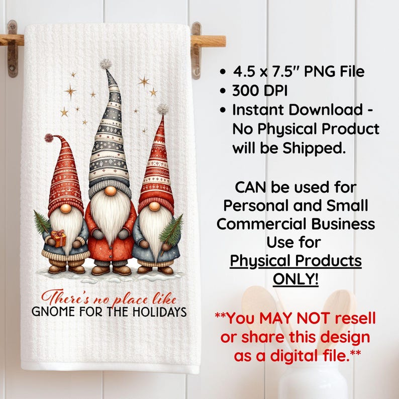 K&ouml;nnte beinhalten: Ein wei&szlig;es Handtuch mit Weihnachtsmotiv, das drei Wichtel mit roten und grauen H&uuml;ten zeigt, die Geschenke und Gr&uuml;nzeug halten. Der Text "There's no place like GNOME FOR THE HOLIDAYS" ist unten aufgedruckt. Das Handtuch misst 11,4 x 19,1 cm.