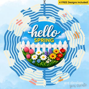 Peut inclure: Décoration suspendue ronde sur le thème du printemps, bleue et blanche. Le centre présente un ciel bleu avec les mots "hello SPRING" et une clôture blanche avec des fleurs colorées. L'anneau extérieur a un motif ondulé.