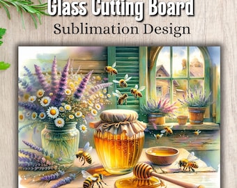 Op de afbeelding: Een glazen snijplank met een sublimatieontwerp. De afbeelding toont een aquarel illustratie van honing, bijen en bloemen. Het bevat een pot honing, een honingdipper en de tekst "Glass Cutting Board Sublimation Design."