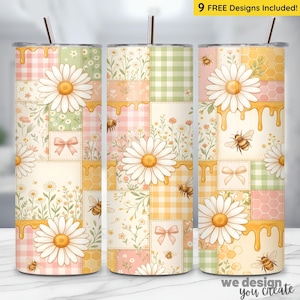 Peut inclure: Trois gobelets en acier inoxydable avec des motifs de marguerites, d'abeilles et de miel. Les gobelets présentent un motif patchwork avec des marguerites, des abeilles, des nids d'abeilles et des nœuds. Le texte "9 FREE Designs Included!" est en haut.