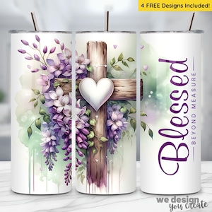 Könnte beinhalten: Ein weißer Becher mit einem Aquarell-Design eines Holzkreuzes mit einem weißen Herzen und lila Blumen. Der Text "Blessed - Beyond Measure" ist in Lila auf der rechten Seite des Bechers gedruckt.