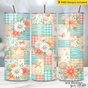 Könnte beinhalten: Drei Edelstahlbecher mit Blumen- und Muscheldesign. Die Becher weisen ein Patchworkmuster mit Gänseblümchen, Muscheln, Seesternen und Schmetterlingen in Pfirsich-, Türkis- und Beigetönen auf. Der Text "9 FREE Designs Included!" ist sichtbar.