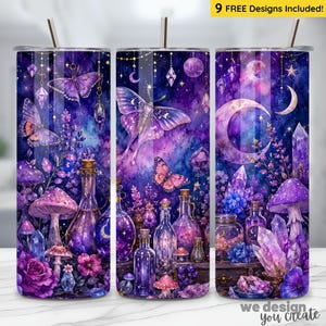 Puede incluir: Un vaso cilíndrico con un estampado de galaxia en tonos morados y azules que muestra polillas, mariposas, setas, cristales y frascos de pociones. El diseño incluye adornos colgantes de estrellas y lunas, con una pajita y tapa de metal.