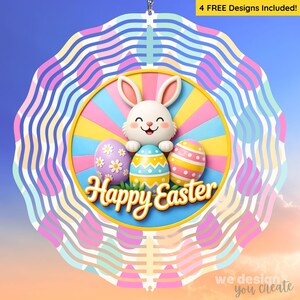 Peut inclure: Un mobile éolien de Pâques coloré avec un lapin blanc souriant et trois œufs décorés. Le design comprend le texte "Happy Easter" et est entouré d'une bordure ondulée à motifs. Le texte "4 FREE Designs Included!" est également visible.