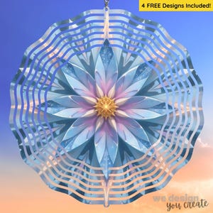 Peut inclure: Un spinner éolien décoratif en métal avec un motif floral. Le centre de la fleur est doré, entouré de pétales bleus et violets. Le texte "4 FREE Designs Included!" est visible en haut. Les mots "we design you create" sont en bas.