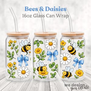 Può includere: Tre bicchieri trasparenti da 473ml con coperchi in bambù e cannucce in vetro, decorati con un motivo di api gialle, margherite bianche, foglie verdi e fiocchi azzurri. Il testo "Bees & Daisies 16oz Glass Can Wrap" è stampato nella parte superiore.