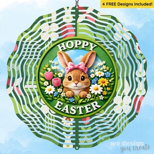 Peut inclure: Un mobile éolien de Pâques rond, vert et blanc, avec un lapin brun orné d'un nœud rose. Les mots "HOPPY EASTER" sont affichés. Le design comprend des fleurs et le texte "4 FREE Designs Included!"