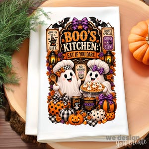 Peut inclure: Un torchon de cuisine blanc avec une illustration colorée d'Halloween représentant deux fantômes portant des toques de chef. Le texte indique BOO'S KITCHEN: EAT IF YOU DARE, NO WHINING JUST DINE, COME IN FOR A BITE, TODAY'S SPECIAL SCREECH & STEW, BOO'S BREW et SOMETHING WICKED THIS WAY YUM, entouré de citrouilles, de chauves-souris et de fleurs.