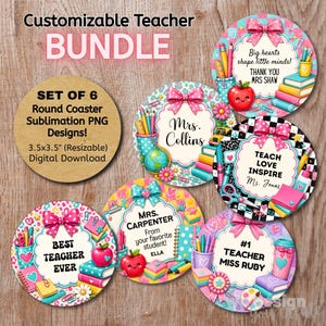 Puede incluir: Un conjunto de seis diseños de sublimación redondos para posavasos, cada uno con un marco blanco festoneado, un lazo rosa de lunares y material escolar como libros, lápices y manzanas. Los diseños incluyen textos como Best Teacher Ever y Mrs. Collins.