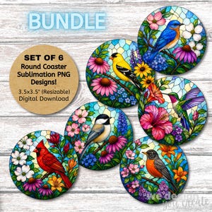 Op de afbeelding: Een digitale set van zes ronde onderzetter-sublimatieontwerpen met vogels in glas-in-loodstijl, waaronder een kardinaal, blauwe vogel, putter, mees, kolibrie en roodborstje, omringd door kleurrijke bloemen en bladeren.