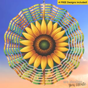 Peut inclure: Un capteur de vent décoratif avec un motif de tournesol, avec des pétales jaunes et un centre brun. Le capteur de vent a un design en couches avec des accents bleus et verts. Le texte indique "4 FREE Designs Included!"