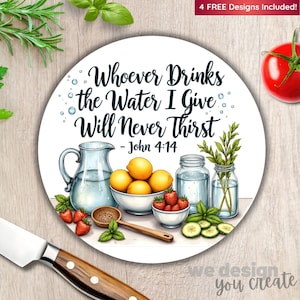 Op de afbeelding: Een ronde witte keukencoster met de tekst "Whoever Drinks the Water I Give Will Never Thirst - John 4:14". De coaster bevat illustraties van citroenen, aardbeien en water in een kan en potten. De woorden "we design you create" staan onderaan.