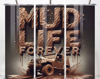 Op de afbeelding: Een bruine en zwarte tumbler met de woorden "Mud Life Forever" in 3D-stijl met modder die van de letters druipt. Op de achtergrond rijdt een bruine jeep door de modder.