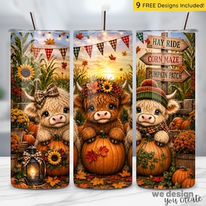 Può includere: Tre bicchieri cilindrici con un design autunnale raffigurante mucche highland soffici, zucche arancioni, girasoli e una lanterna rustica. La scena include insegne in legno con le scritte Hay Ride, Corn Maze e Pumpkin Patch su sfondo al tramonto.