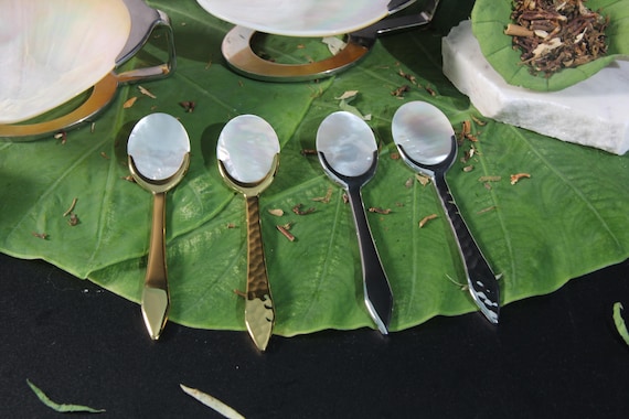 Gold color plated stainless steel caviar spoon with Mother of Pearl, luxury and elegant, use for small food, cake, ice scream