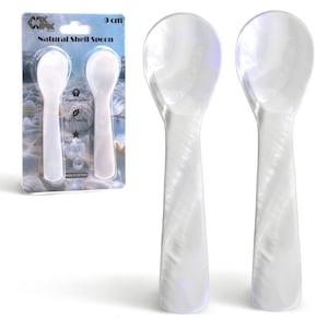 Op de afbeelding: Twee iriserende witte lepels van natuurlijke schelp met een gladde, gepolijste afwerking en een ronde kom. De lepels worden getoond naast hun originele verpakking, met de tekst Natural Shell Spoon en 9 cm.